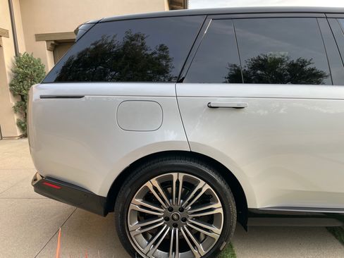 Used 2025 Land Rover Range Rover SE image 16