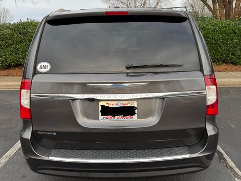 Used 2015 Chrysler Town & Country Touring image 5