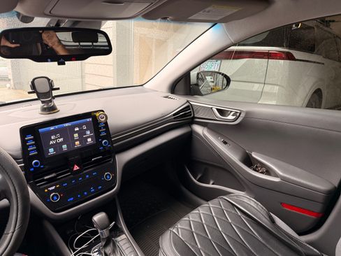 Used 2020 Hyundai Ioniq SE image 4