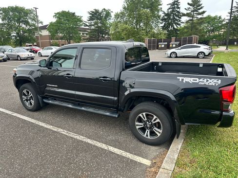 Used 2019 Toyota Tacoma TRD Sport AWD/4WD image 8