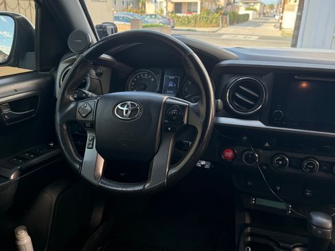 Used 2017 Toyota Tacoma TRD Off-Road image 16