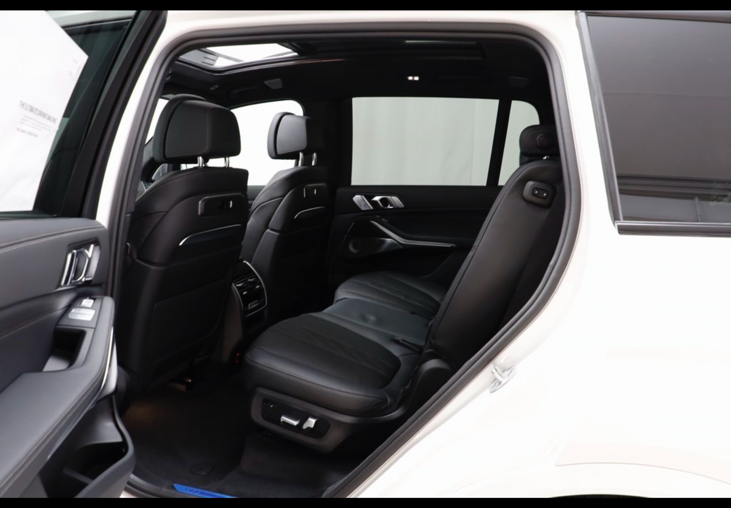 Used 2025 BMW X7 M60i AWD/4WD image 9