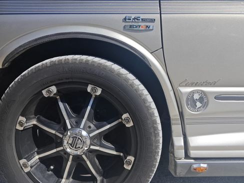 Used 2004 GMC Savana 1500 Van 3D w/ Preferred Equipment Group image 8