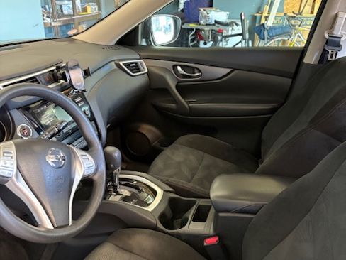 Used 2016 Nissan Rogue SV w/ SV Moonroof Package image 5