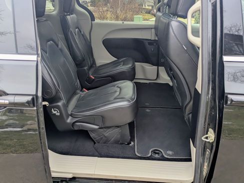 Used 2019 Chrysler Pacifica Limited image 14