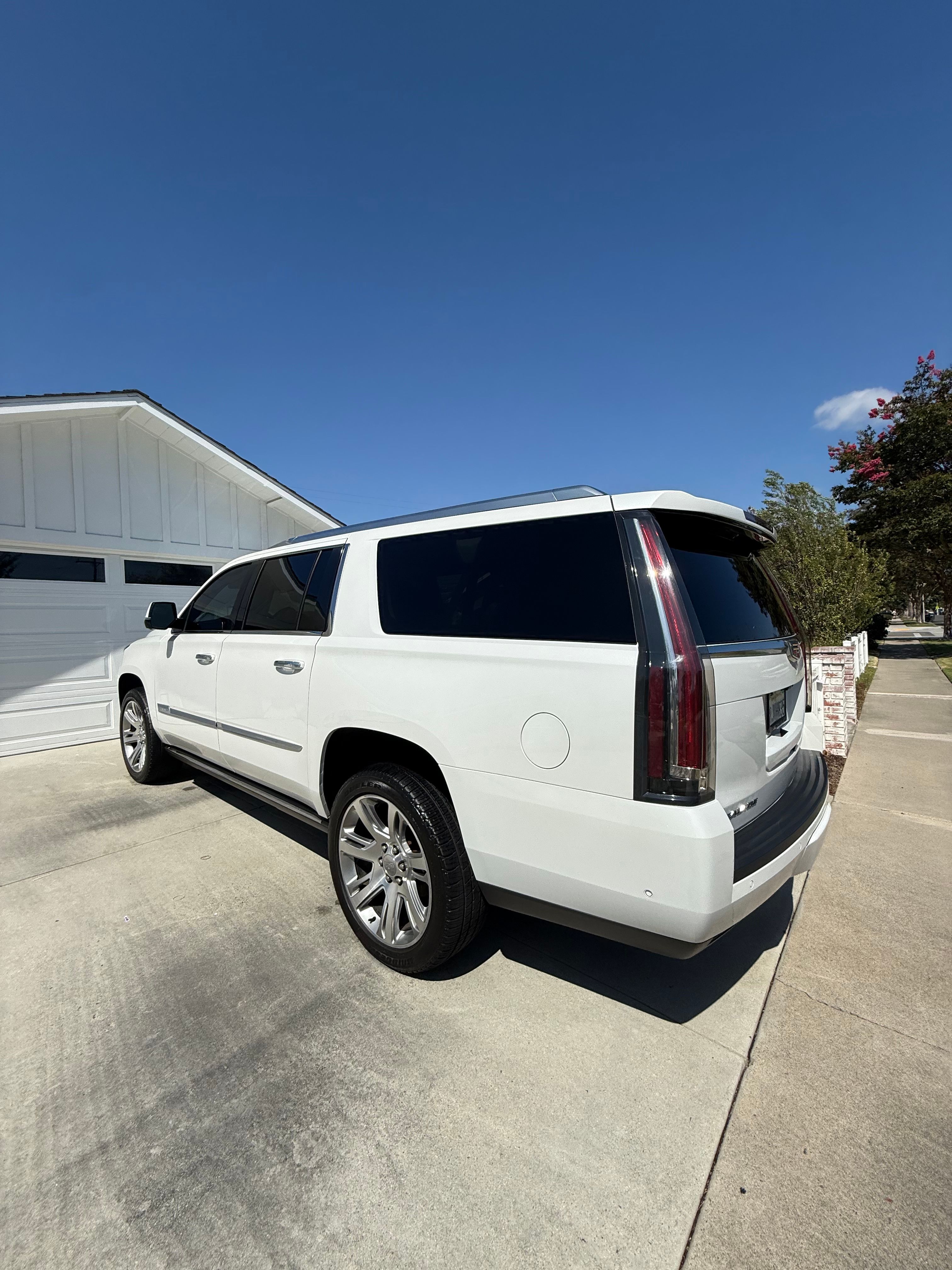 Used 2019 Cadillac Escalade ESV Premium Luxury AWD/4WD image 6