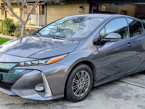 Used 2017 Toyota Prius Prime Premium image 6
