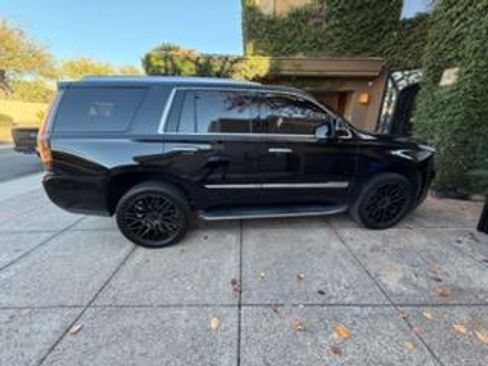 Used 2019 Cadillac Escalade Luxury image 4