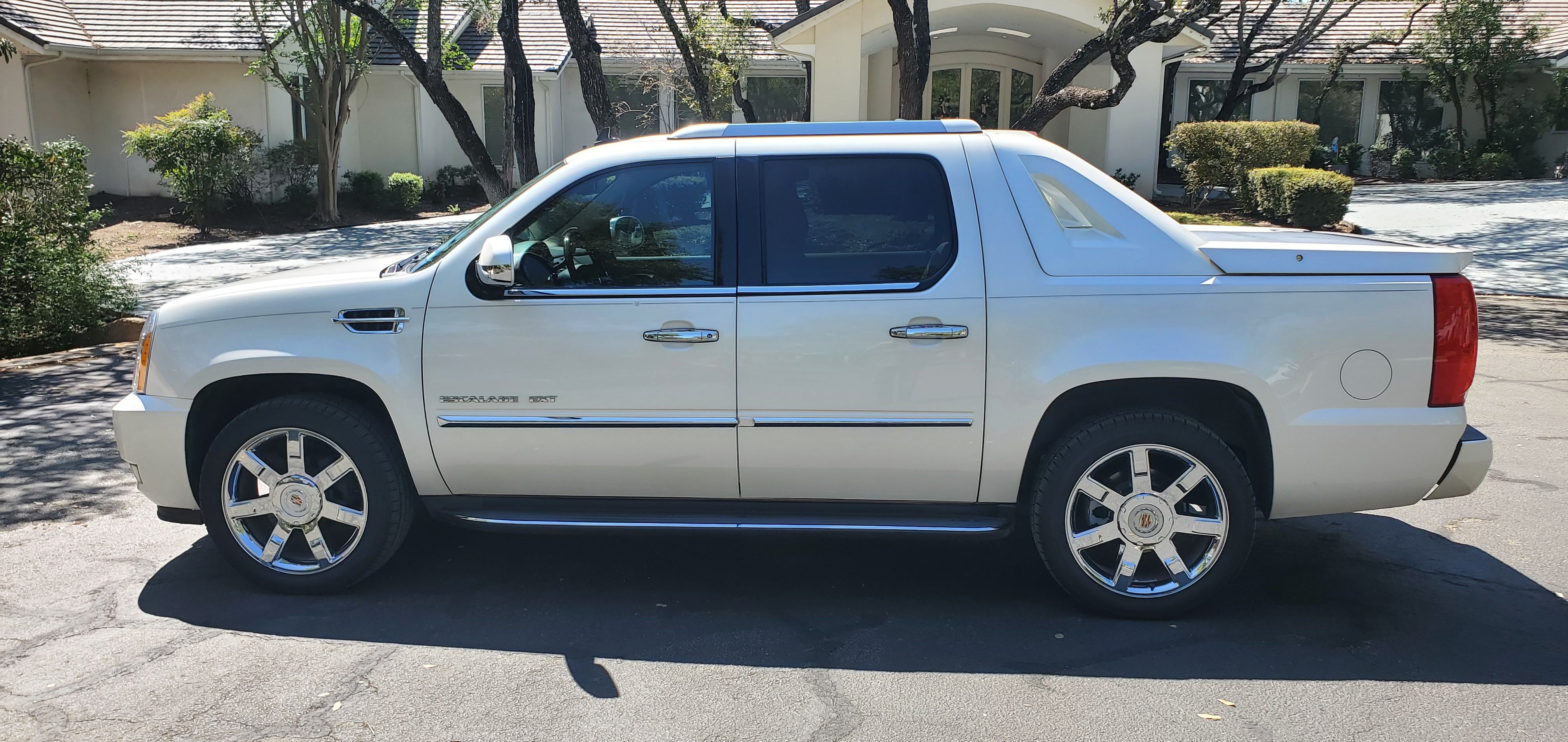Used 2012 Cadillac Escalade EXT Luxury AWD/4WD image 2