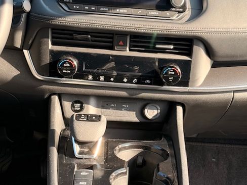 Used 2025 Nissan Rogue SV image 1