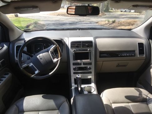 Used 2010 Lincoln MKX Sport Utility 4D image 5