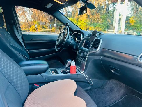 Used 2018 Jeep Grand Cherokee Laredo image 12