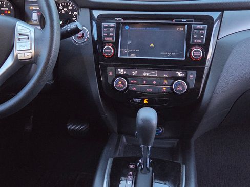 Used 2016 Nissan Rogue SV w/ SV Premium Package FWD image 13