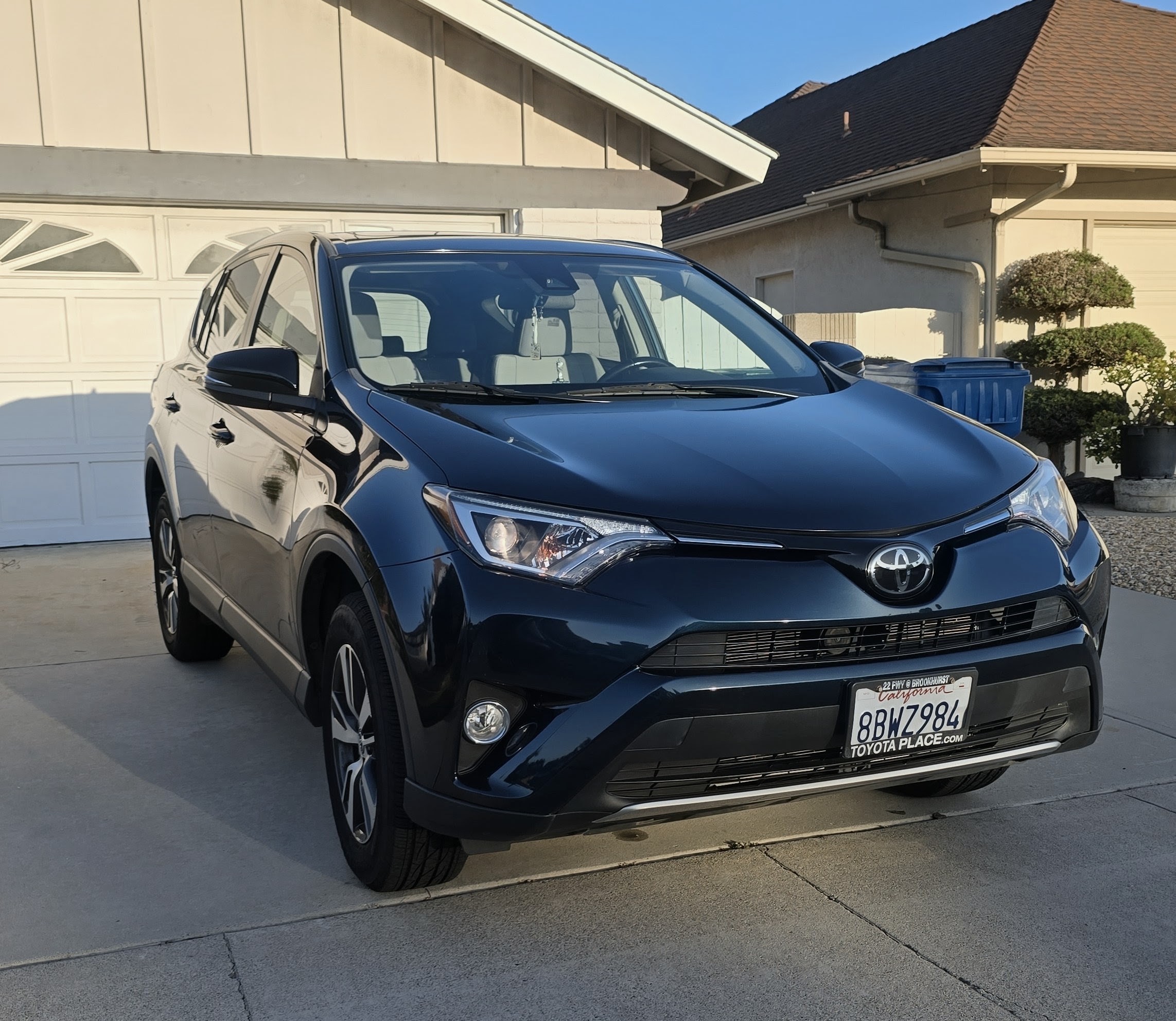 Used 2018 Toyota RAV4 XLE w/ All Weather Liner Package FWD image 2