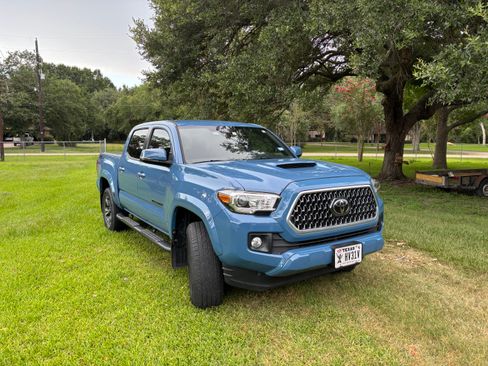 Used 2019 Toyota Tacoma TRD Sport w/ Technology Package RWD image 2