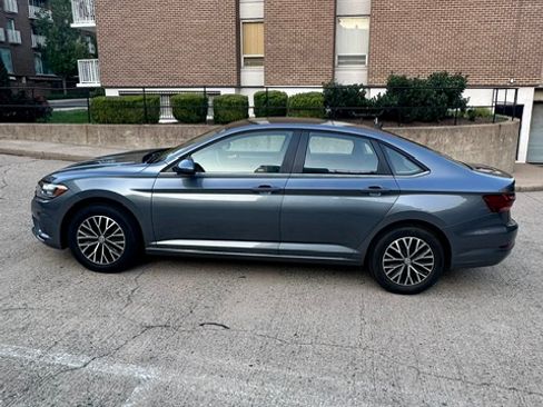 Used 2019 Volkswagen Jetta SE FWD image 2