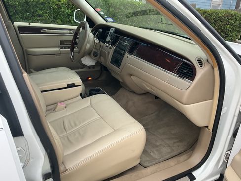 Used 2009 Lincoln Town Car Signature Limited RWD image 12