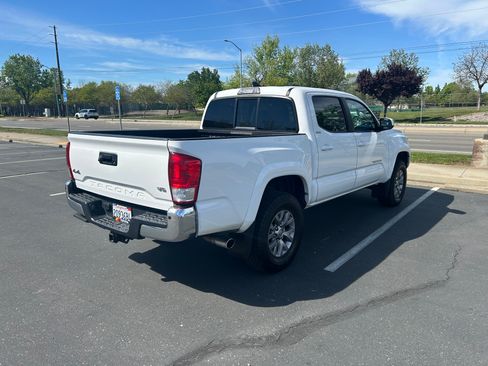 Used 2016 Toyota Tacoma SR5 w/ SR5 Appearance Package (DN) image 9
