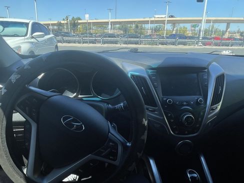Used 2017 Hyundai Veloster image 10