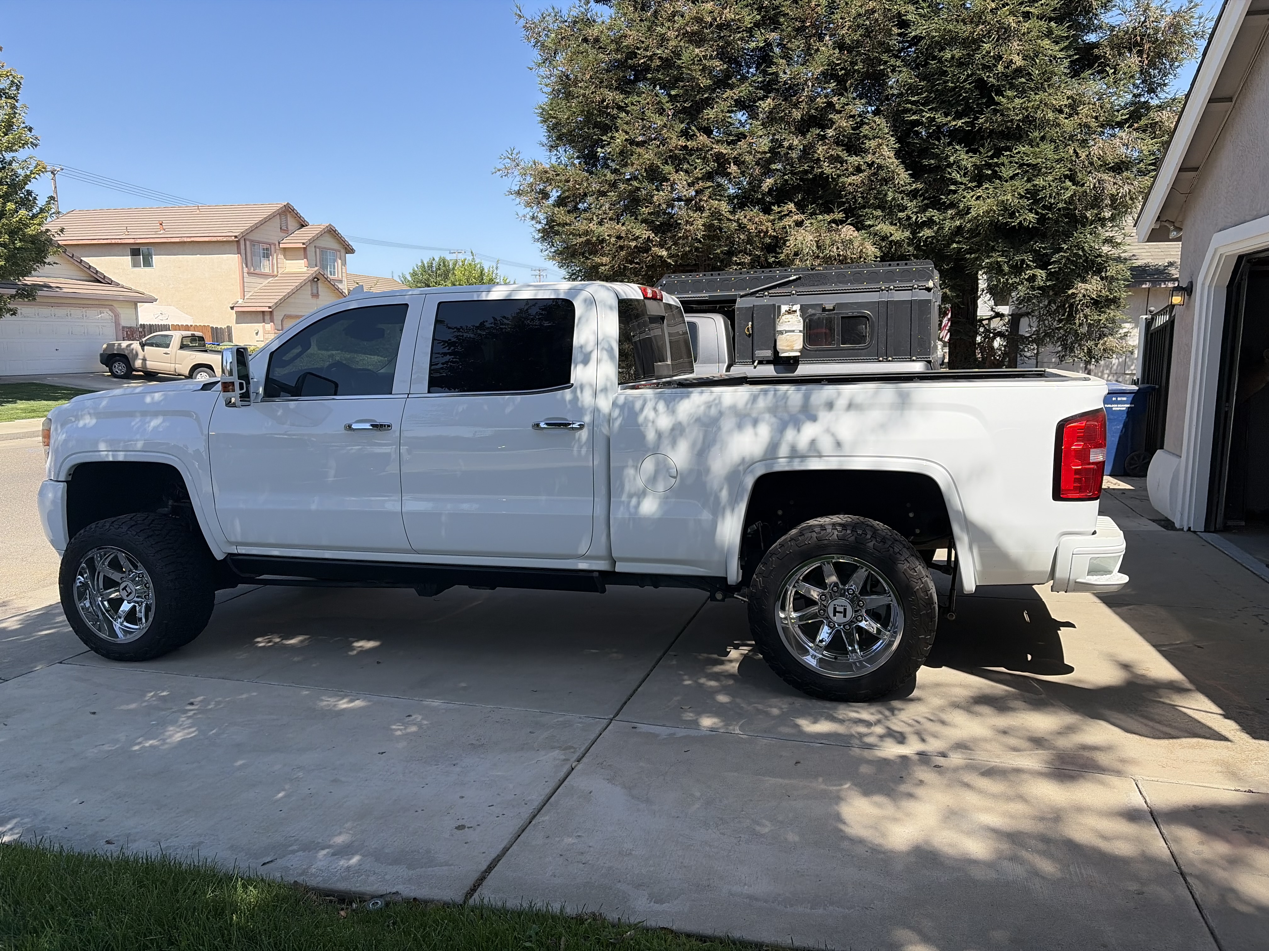 Used 2015 GMC Sierra 2500 Denali w/ Duramax Plus Package AWD/4WD image 9