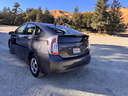 Used 2013 Toyota Prius Four FWD image 2