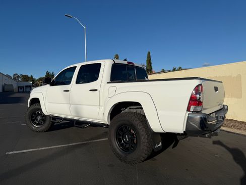 Used 2015 Toyota Tacoma 4x4 Double Cab image 2