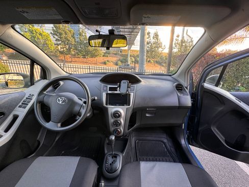 Used 2010 Toyota Yaris 4-Door Hatchback image 19