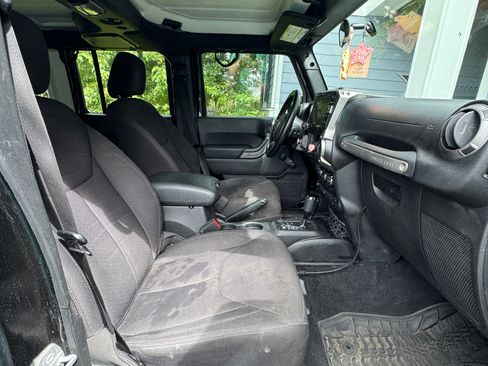 Used 2015 Jeep Wrangler Unlimited Sport w/ Max Tow Package AWD/4WD image 13