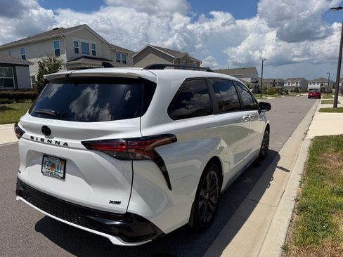 Used 2025 Toyota Sienna XSE w/ XSE Plus Package FWD image 9
