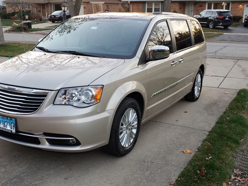 Used 2012 Chrysler Town & Country Limited w/ Luxury Group image 2