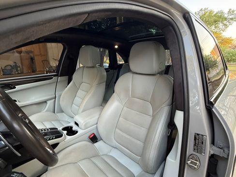 Used 2020 Porsche Macan Turbo image 15