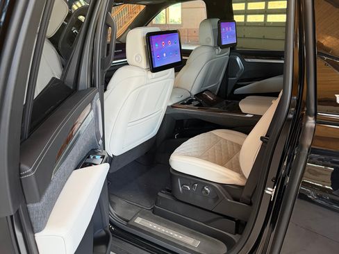 Used 2026 Cadillac Escalade ESV Platinum Sport AWD/4WD image 5