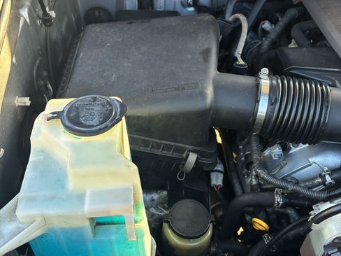 Used 2010 Toyota Tundra 4x4 CrewMax image 16