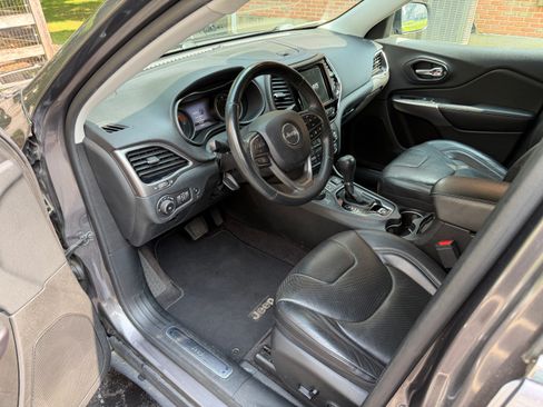 Used 2019 Jeep Cherokee Limited w/ Luxury Group AWD/4WD image 18