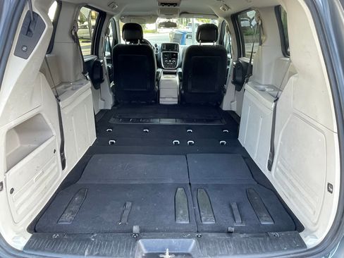 Used 2016 Dodge Grand Caravan SXT w/ UConnect Hands-Free Group image 18