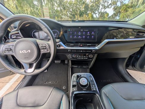 Used 2022 Kia Niro EX Premium image 11