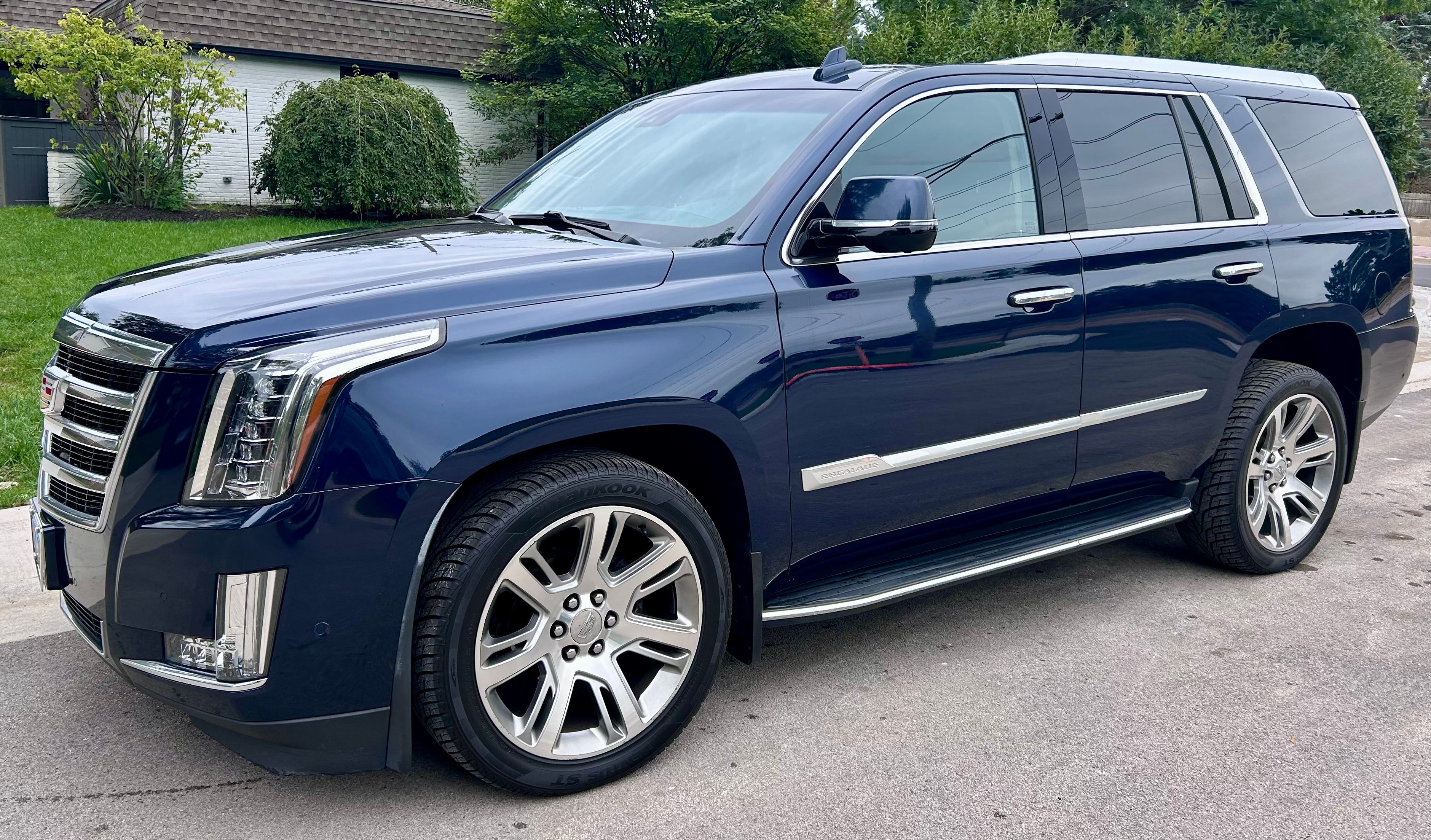 Used 2019 Cadillac Escalade Luxury AWD/4WD image 1