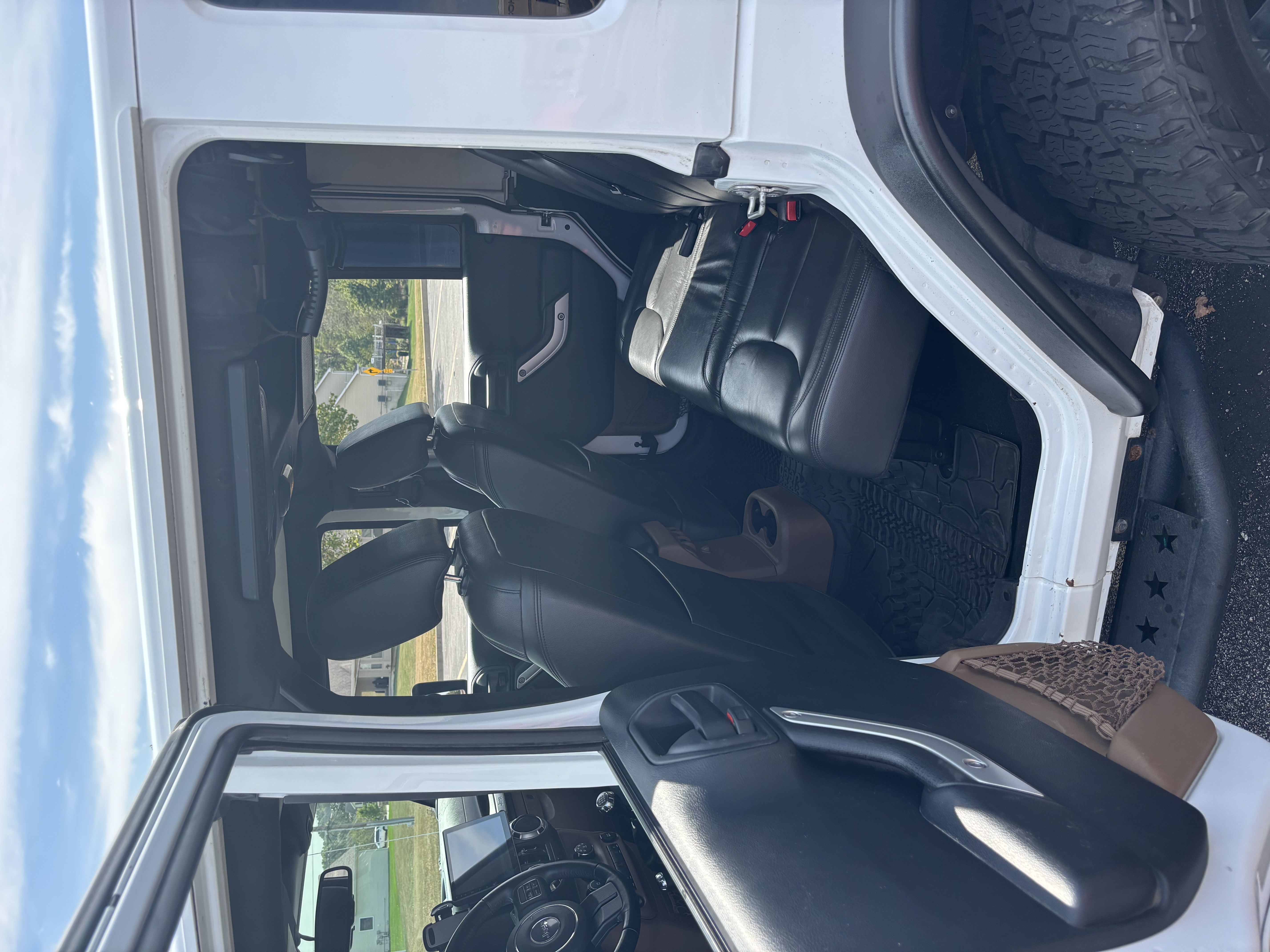 Used 2017 Jeep Wrangler Unlimited Sahara w/ Connectivity Group AWD/4WD image 11