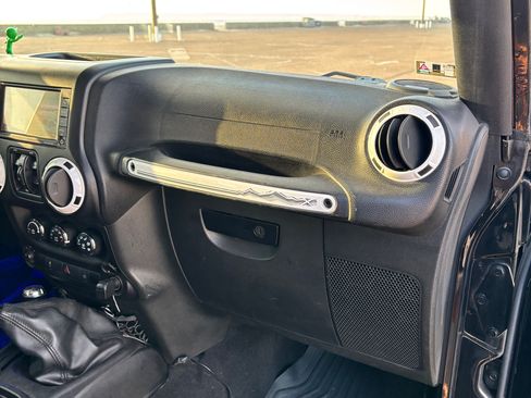 Used 2015 Jeep Wrangler Unlimited Sahara image 16