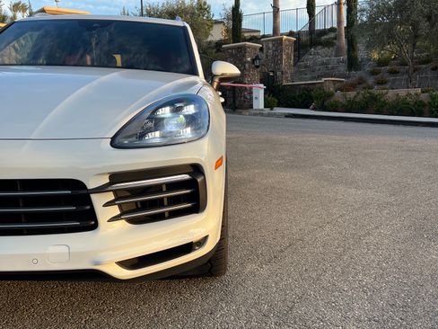 Used 2021 Porsche Cayenne AWD/4WD image 2
