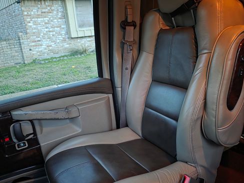 Used 2018 Chevrolet Express 2500 Extended w/ Enhanced Convenience Package image 11