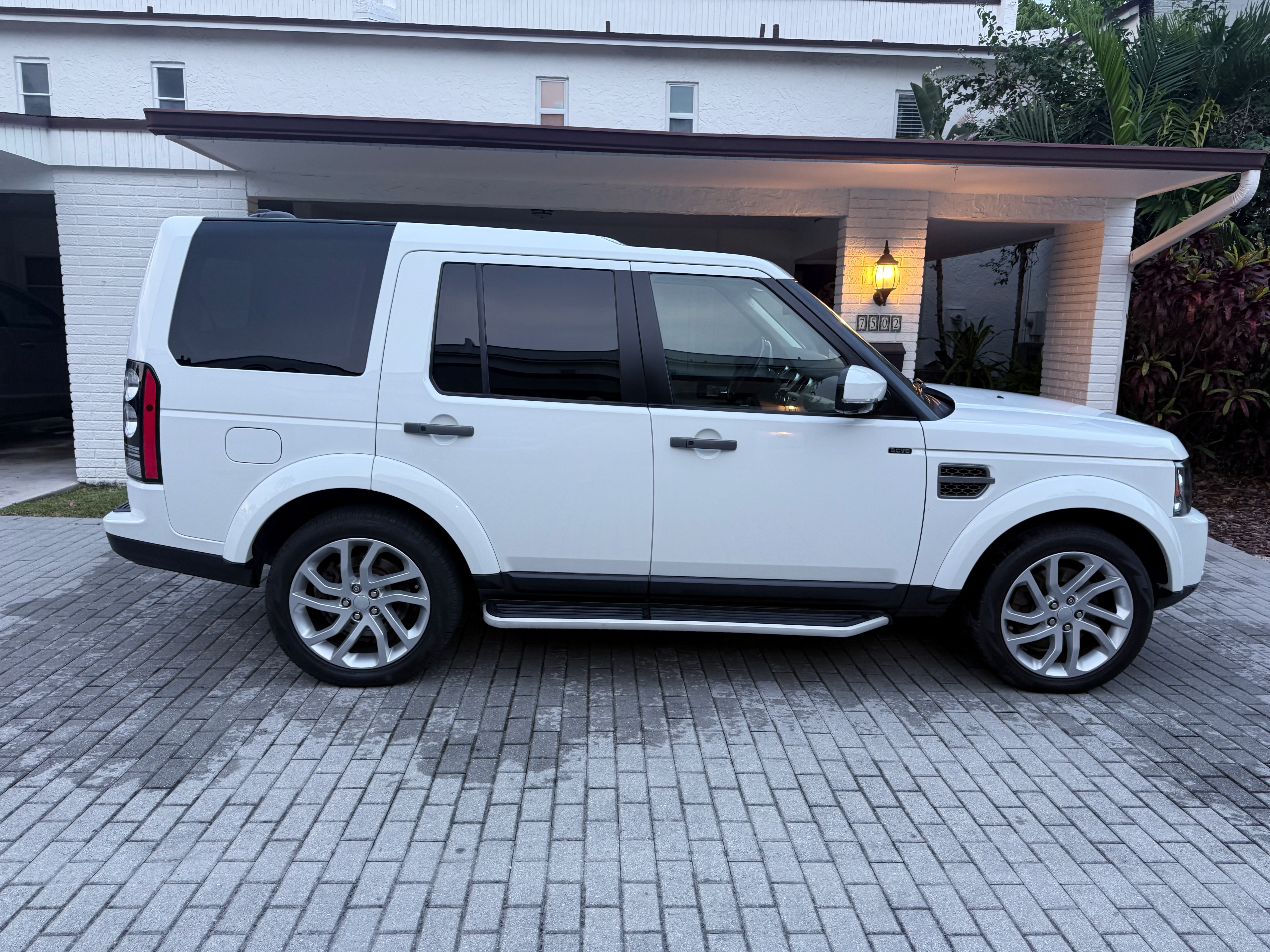 Used 2016 Land Rover LR4 HSE Silver Edition AWD/4WD image 8