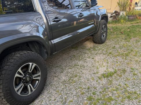 Used 2017 Toyota Tacoma TRD Sport RWD image 9