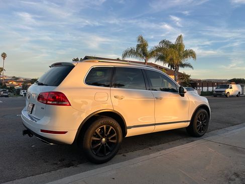 Used 2014 Volkswagen Touareg Sport image 5