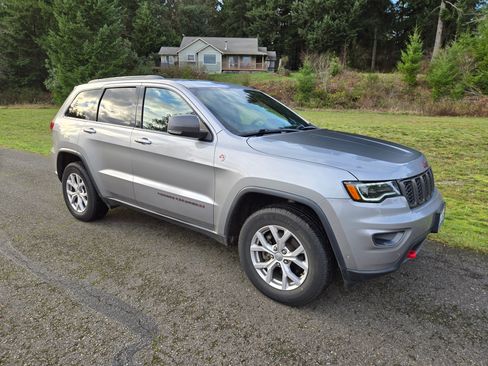 Used 2019 Jeep Grand Cherokee Trailhawk w/ Trailhawk Luxury Group image 2