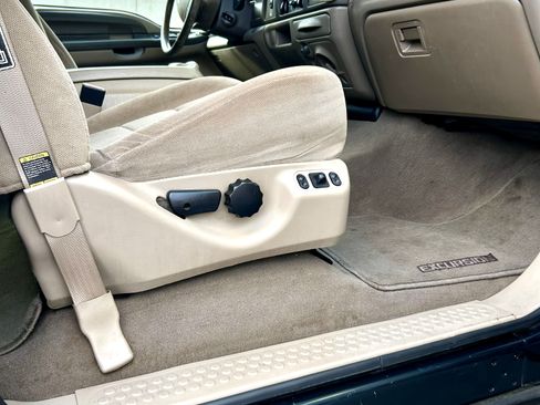 Used 2002 Ford Excursion XLT image 1