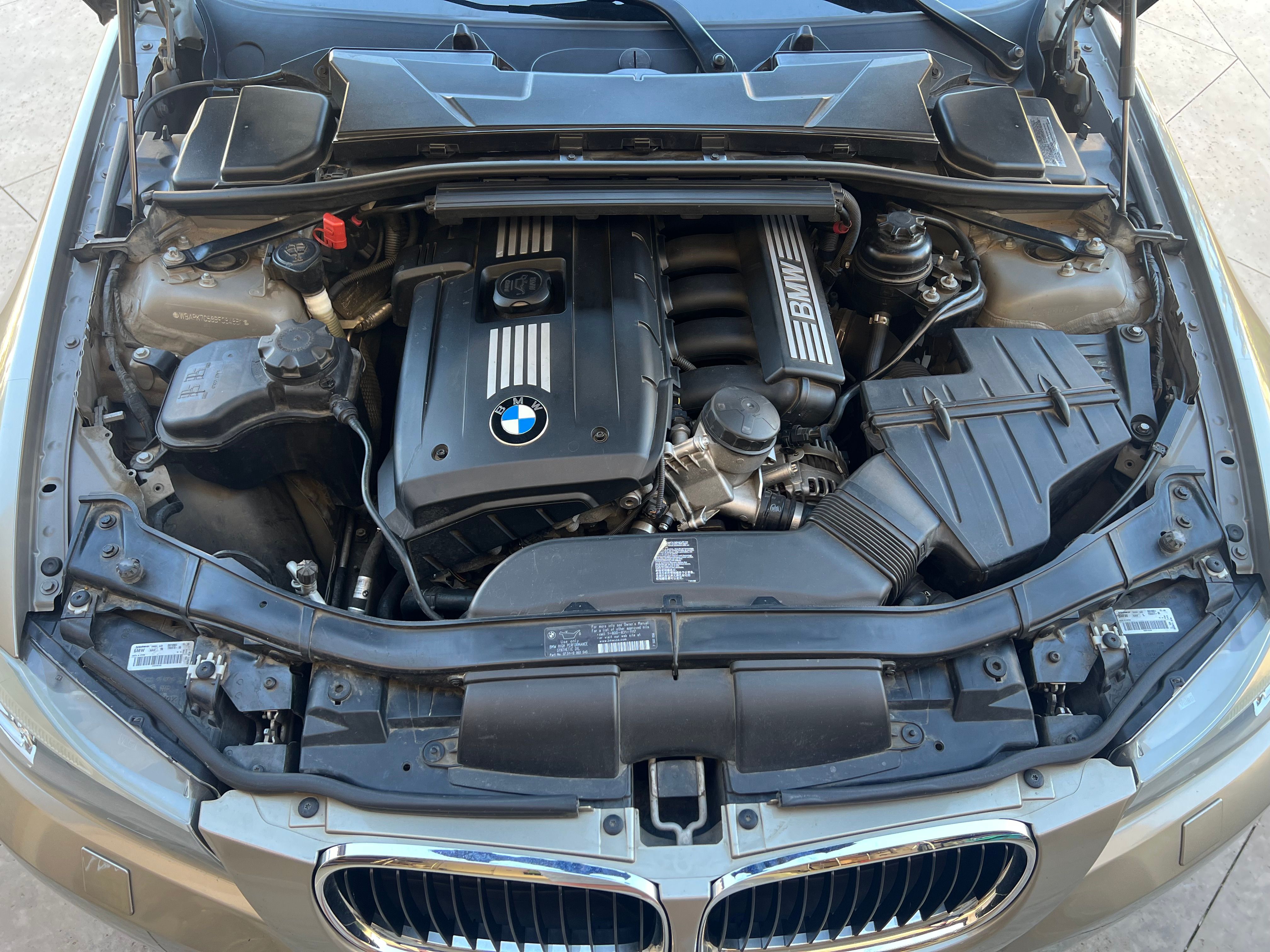 Used 2011 BMW 328i xDrive Sedan AWD/4WD image 9