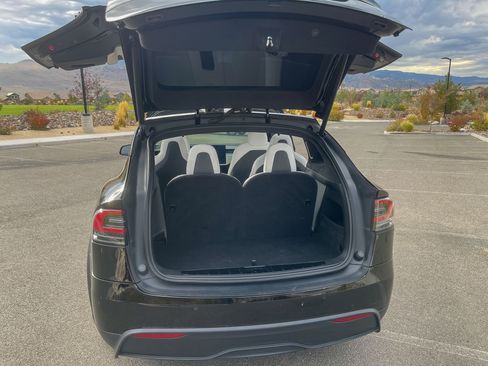 Used 2022 Tesla Model X Plaid image 17