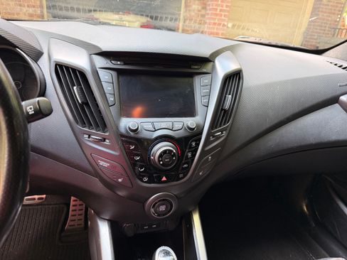 Used 2016 Hyundai Veloster Turbo FWD image 12