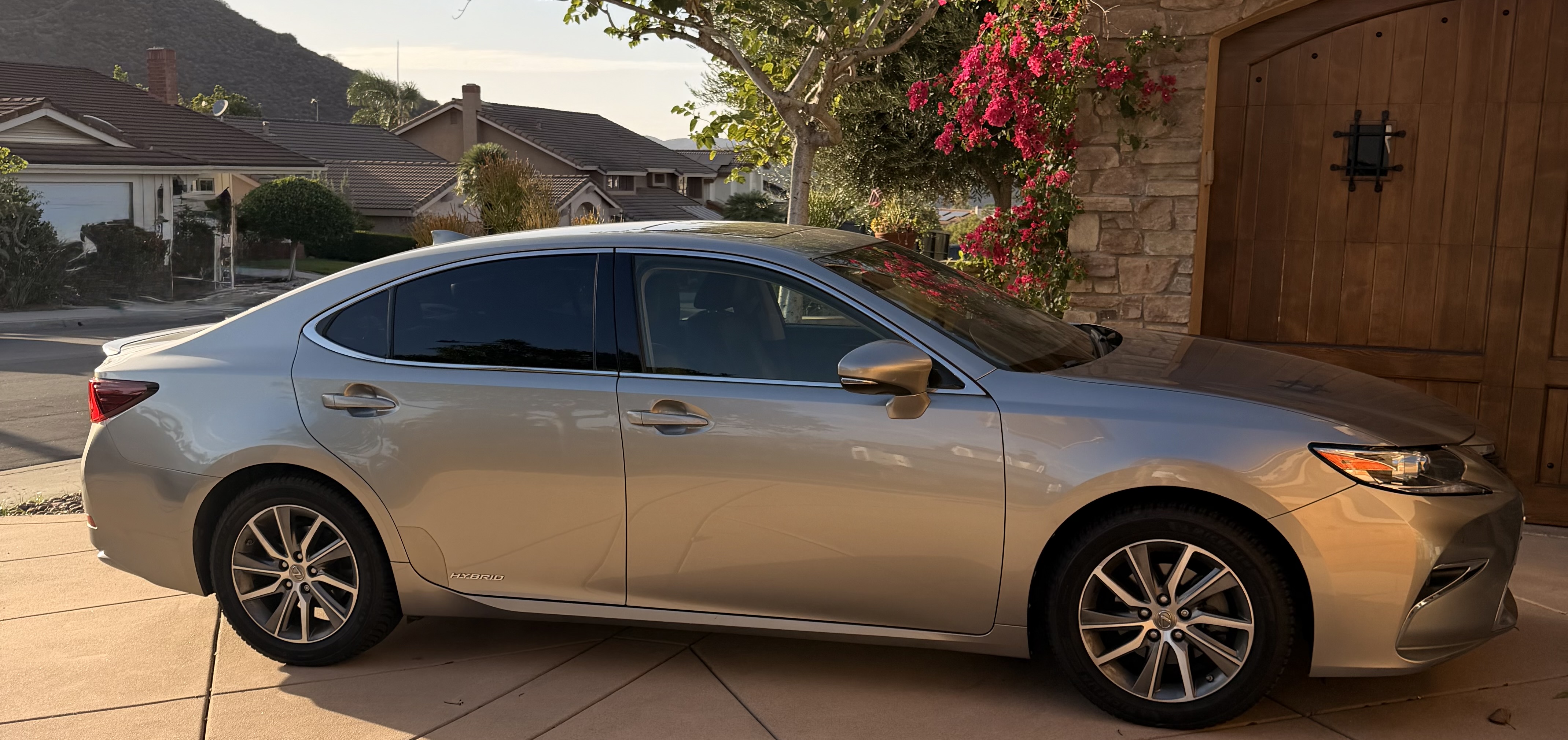 Used 2016 Lexus ES 300h w/ Luxury Package w/Wood Trim FWD image 2
